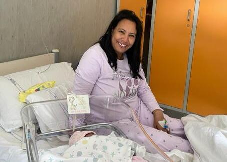 Karima Bouhaddaj con la figlia appena nata