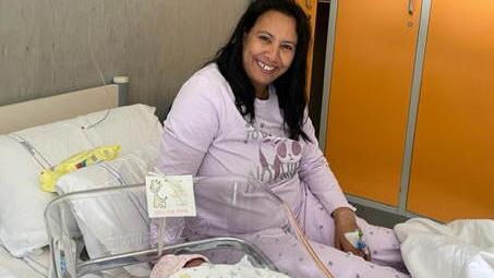 Karima Bouhaddaj con la figlia appena nata