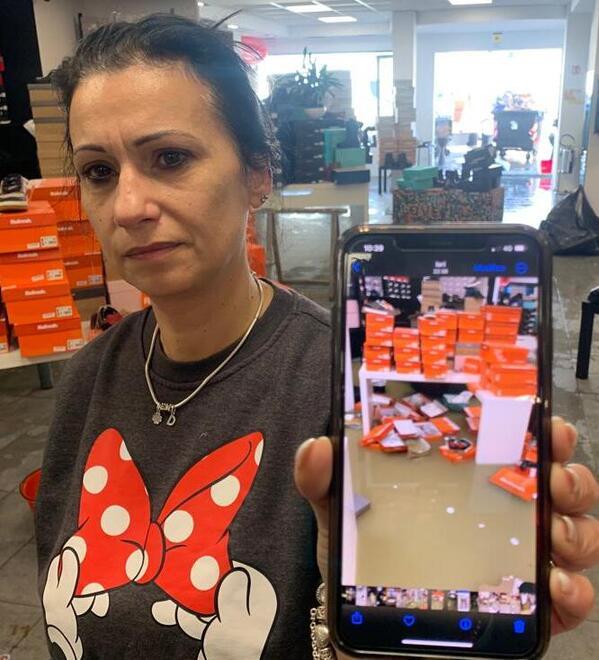 Gina Sorino mostra i danni al suo negozio alle Melorie poche ore dopo il nubifragio