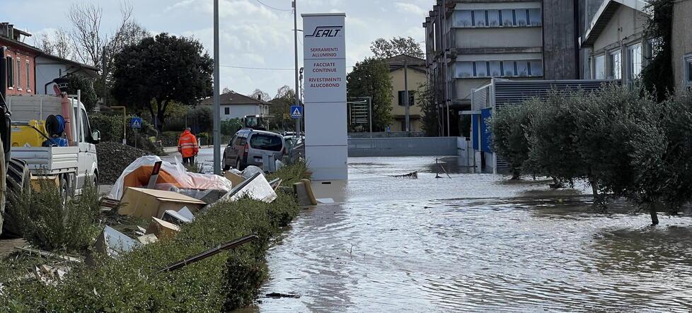 Quarrata, le testimonianze: «Abbiamo sfondato le porte di casa con le mazze e li abbiamo salvati»