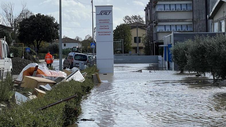 Quarrata, le testimonianze: «Abbiamo sfondato le porte di casa con le mazze e li abbiamo salvati»