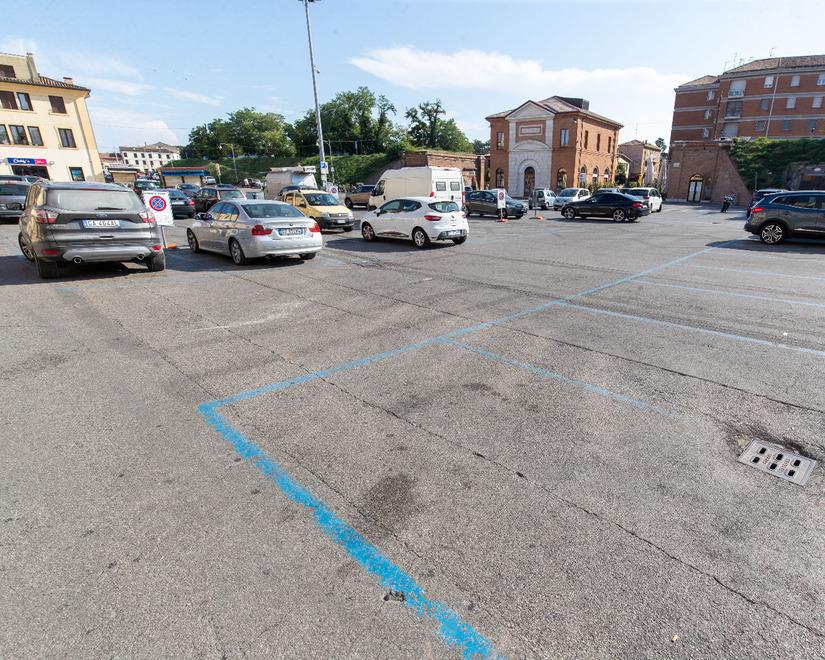 Ferrara, piazza Travaglio “tappeto verde”. Ma i parcheggi sono a rischio