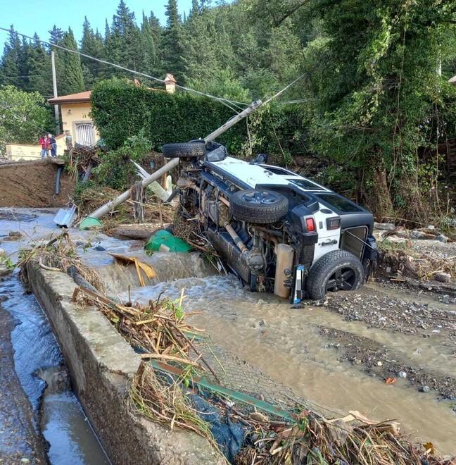 Due ore sull’auto travolta dalla piena del torrente. «Così lo abbiamo salvato»