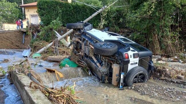 Due ore sull’auto travolta dalla piena del torrente. «Così lo abbiamo salvato»