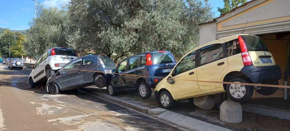 Figline, auto una sopra l’altra: «Cose mai viste, non finiva più»