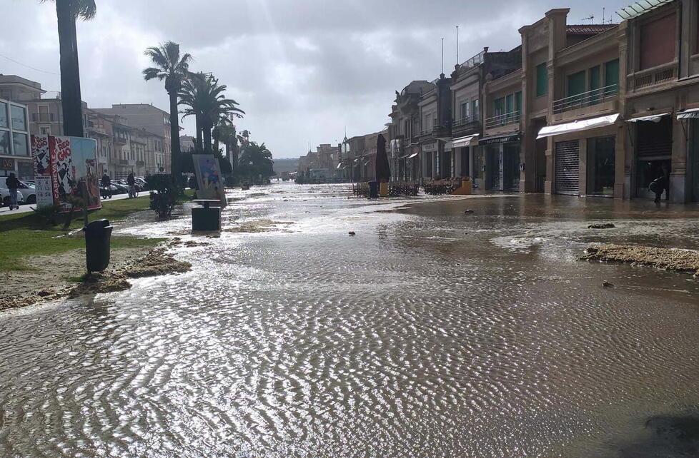 Viareggio, il mare invade la Passeggiata: attività chiuse – Video