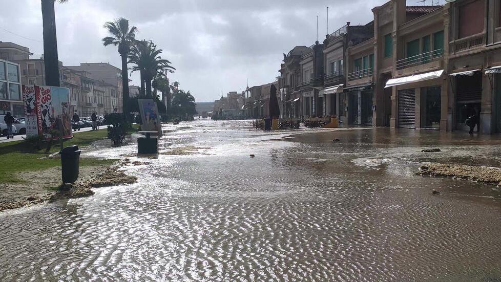 Viareggio, il mare invade la Passeggiata: attività chiuse – Video
