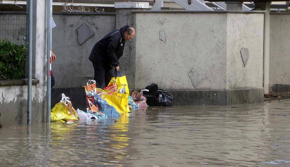 Le strade di Massa allagate (foto Matelli/Cuffaro)