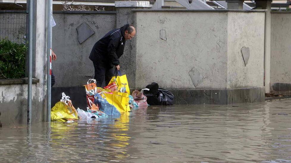 Le strade di Massa allagate (foto Matelli/Cuffaro)