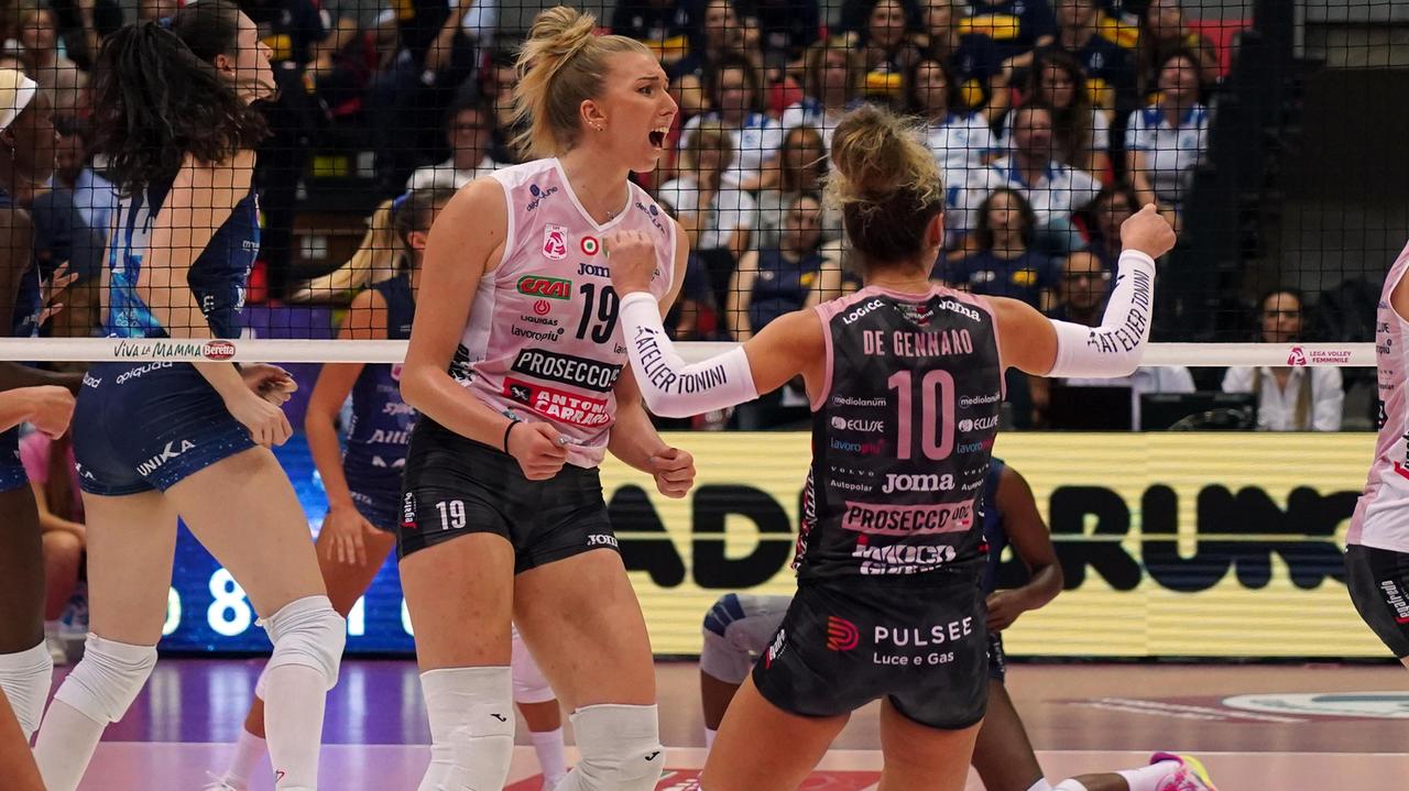 Sarah Fahr esulta dopo aver firmato l’ace decisivo per la vittoria in Supercoppa di Conegliano (foto Franco Silvi)
