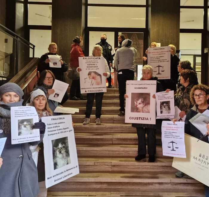 La protesta davanti al Tribunale di Modena: «Spariti 158 animali nel canile di Finale»<br>
