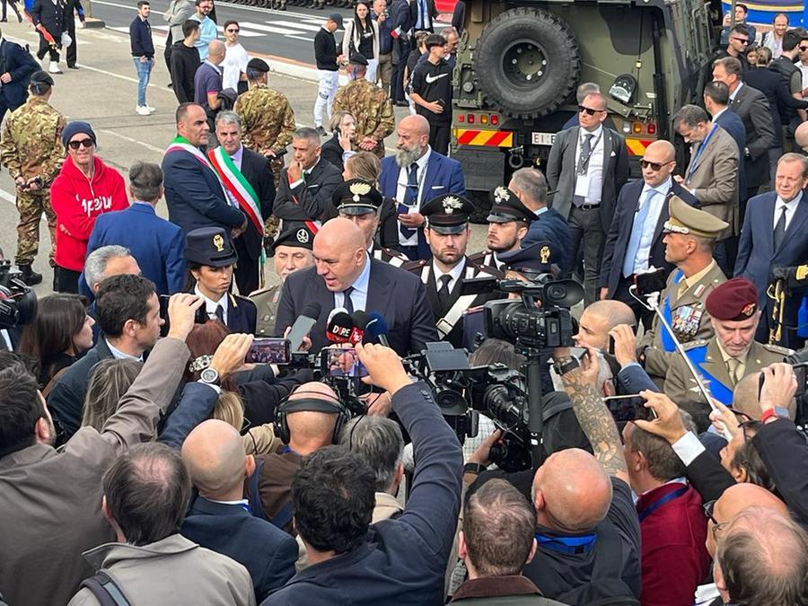 
	Il ministro Guido Crosetto con i giornalisti a conclusione della Festa delle forze armate<em> (foto Mario Rosas)</em>

