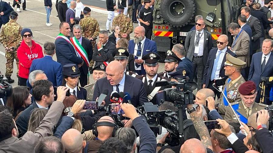 
	Il ministro Guido Crosetto con i giornalisti a conclusione della Festa delle forze armate<em> (foto Mario Rosas)</em>

