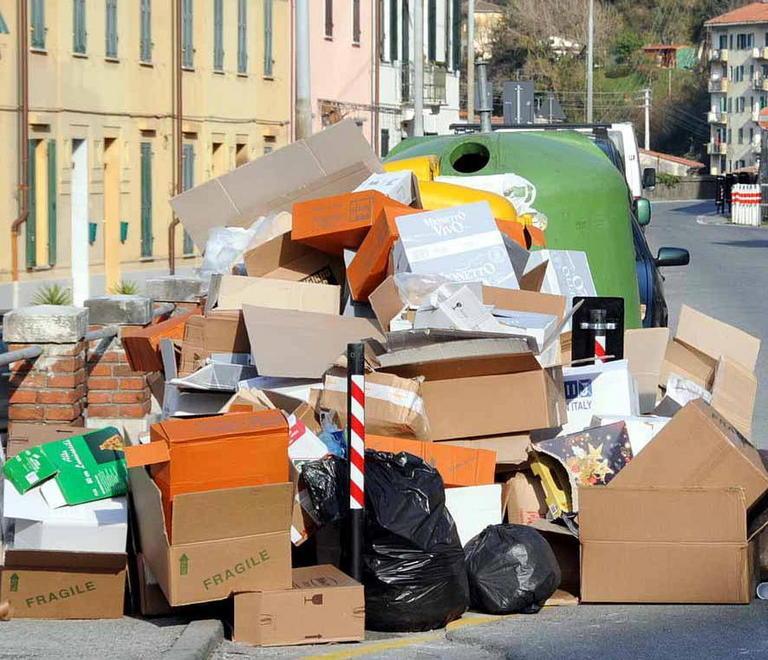 Discariche accanto ai cassonetti ecco dove sono i “furbetti” - Il Tirreno