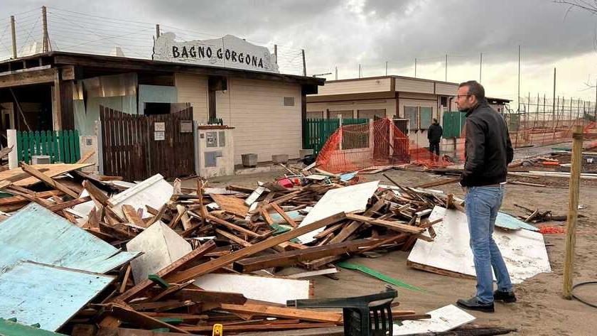 «Tsunami su Marina di Pisa»: vento a 120 km all’ora e onde di quattro metri. Il viaggio nella distruzione<br>