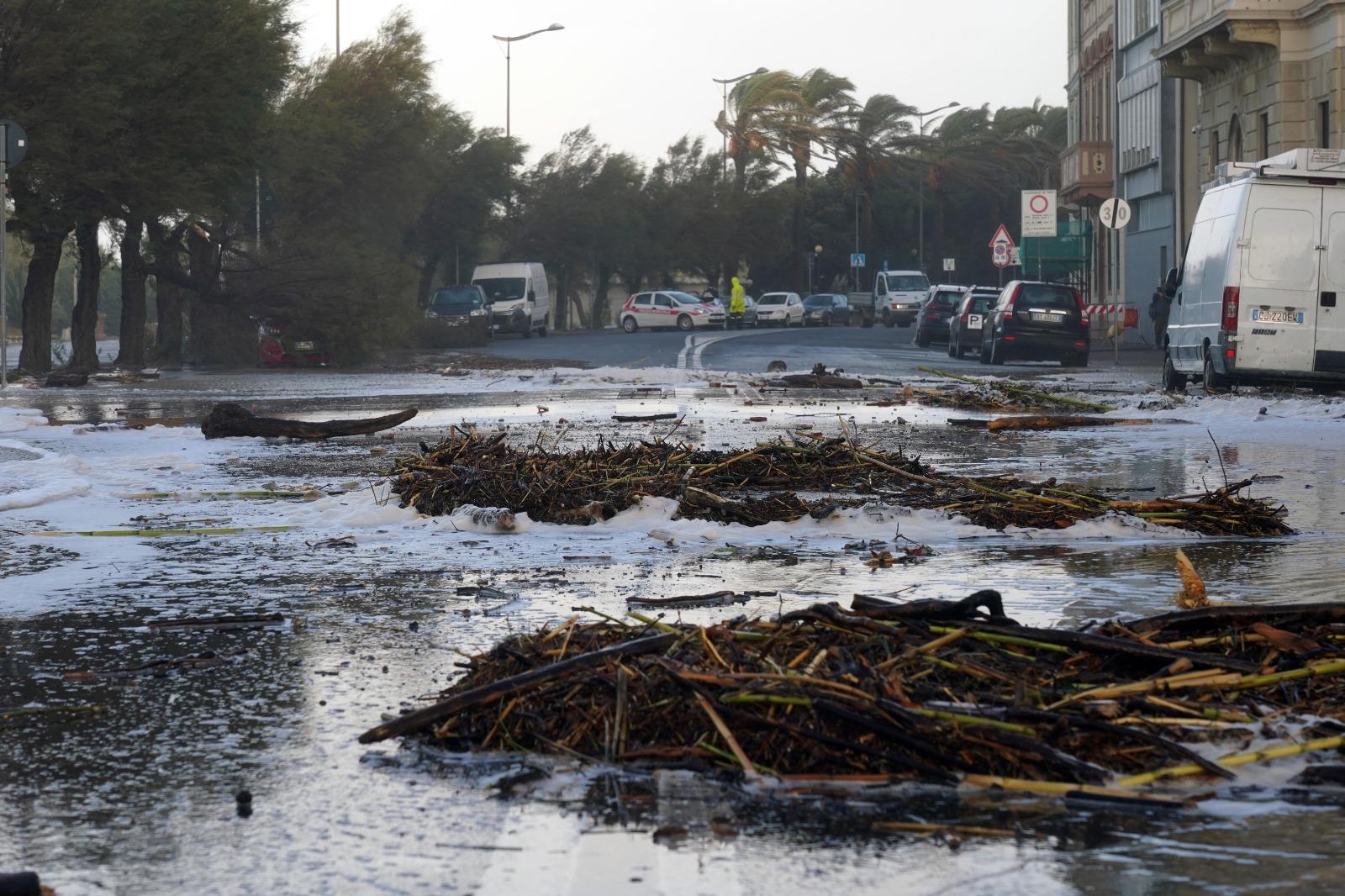 Conseguenze della mareggiata su viale Italia (foto Franco Silvi)