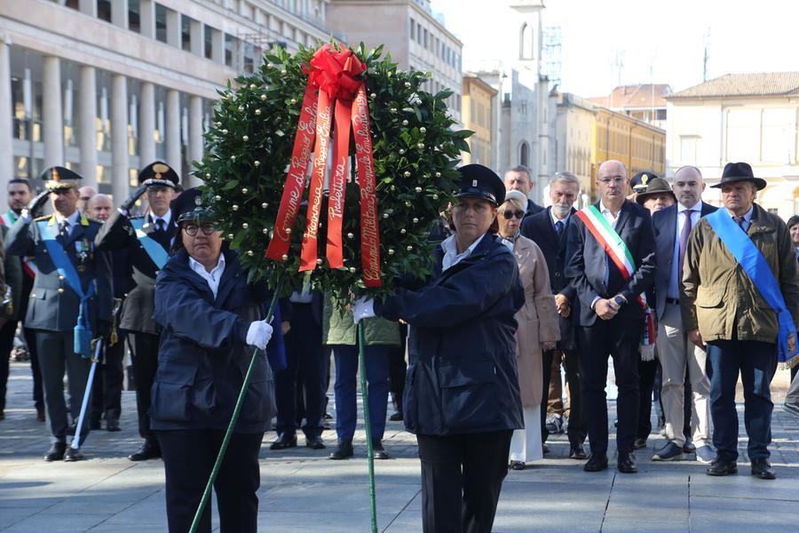 Reggio Emilia celebra l’unità nazionale e le forze armate in corteo