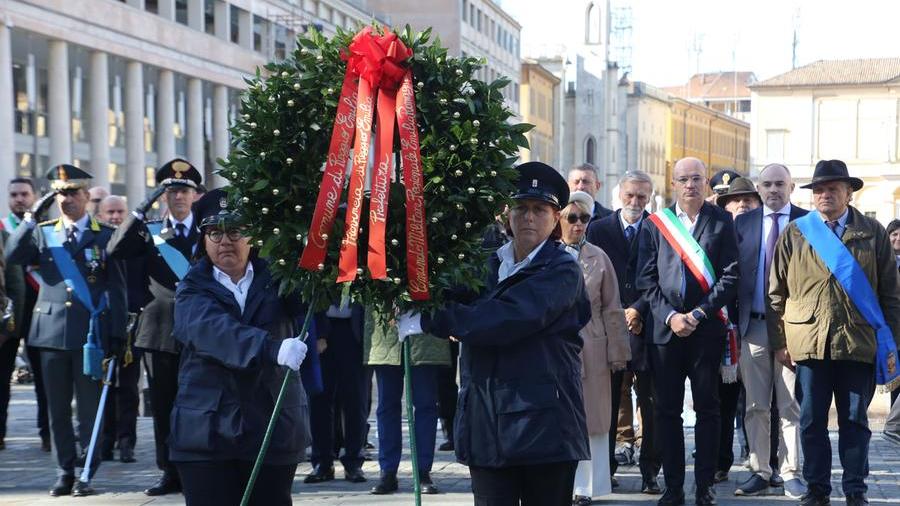 Reggio Emilia celebra l’unità nazionale e le forze armate in corteo