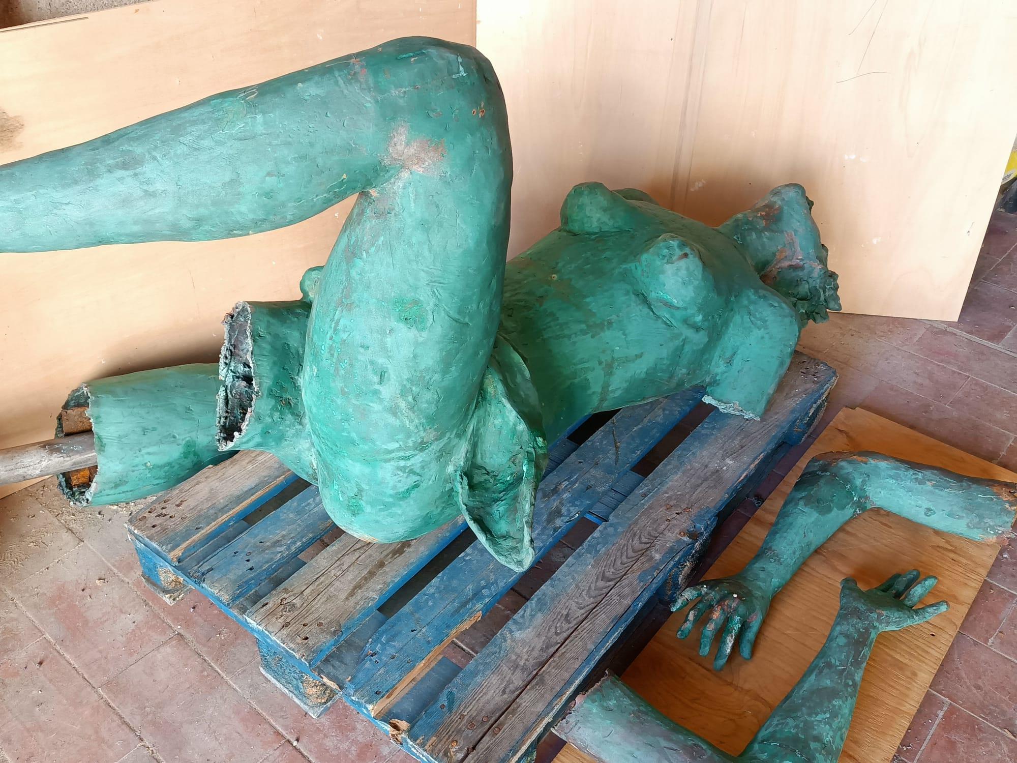 La statua danneggiata