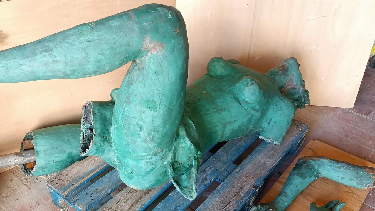 La statua danneggiata