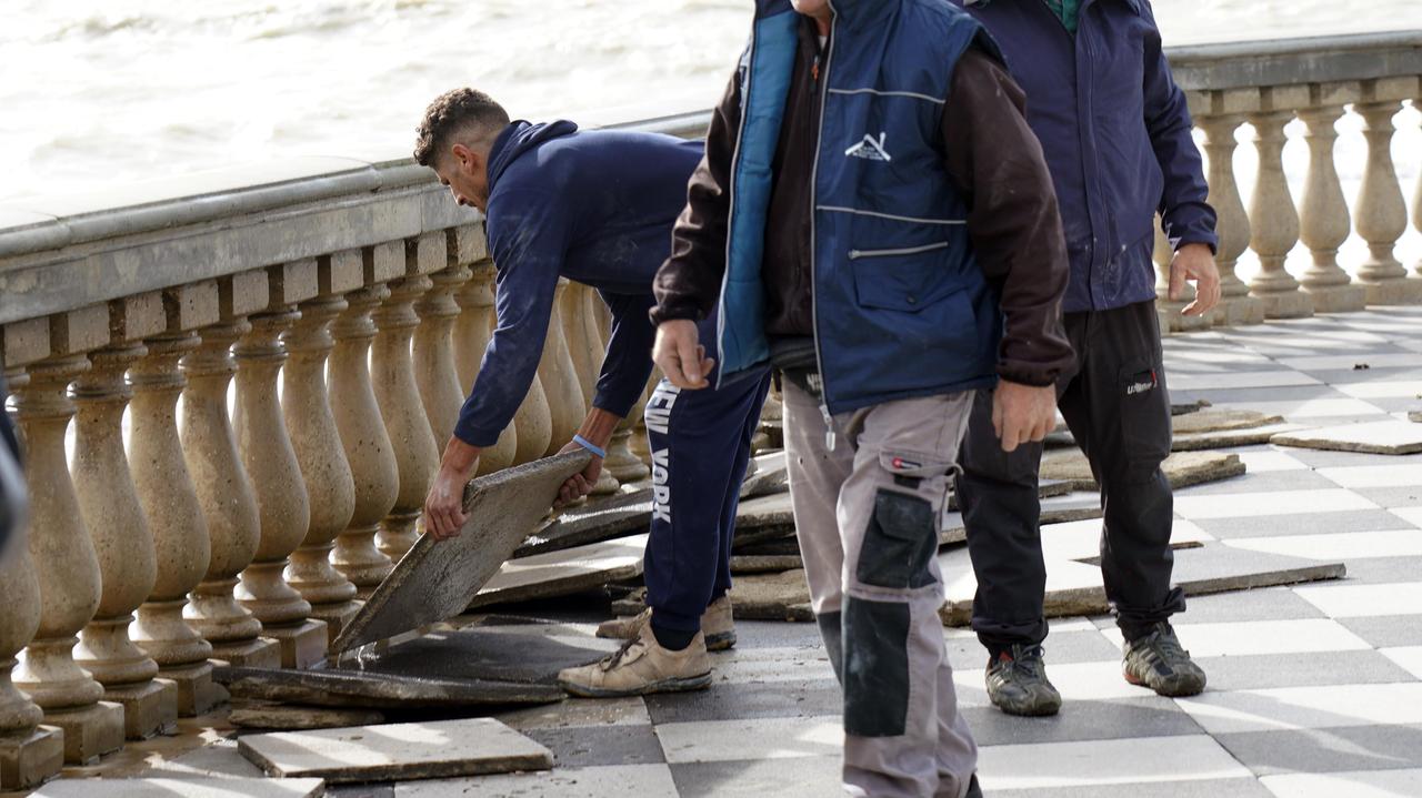 Operai al lavoro per la rimozione delle mattonelle rotte (foto Franco Silvi)