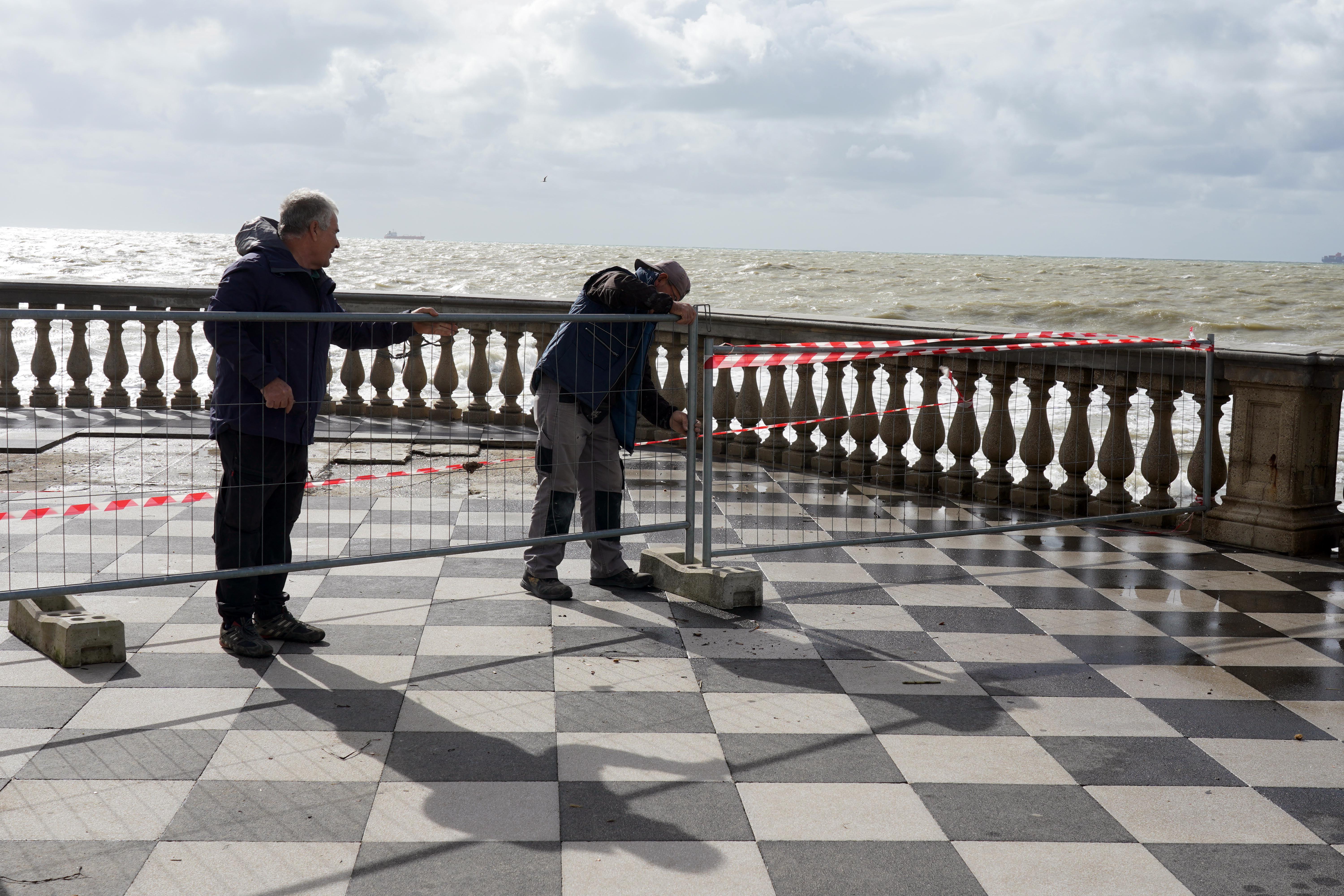 Operai al lavoro per delimitare le aree pericolose della Terrazza Mascagni (foto Franco Silvi)