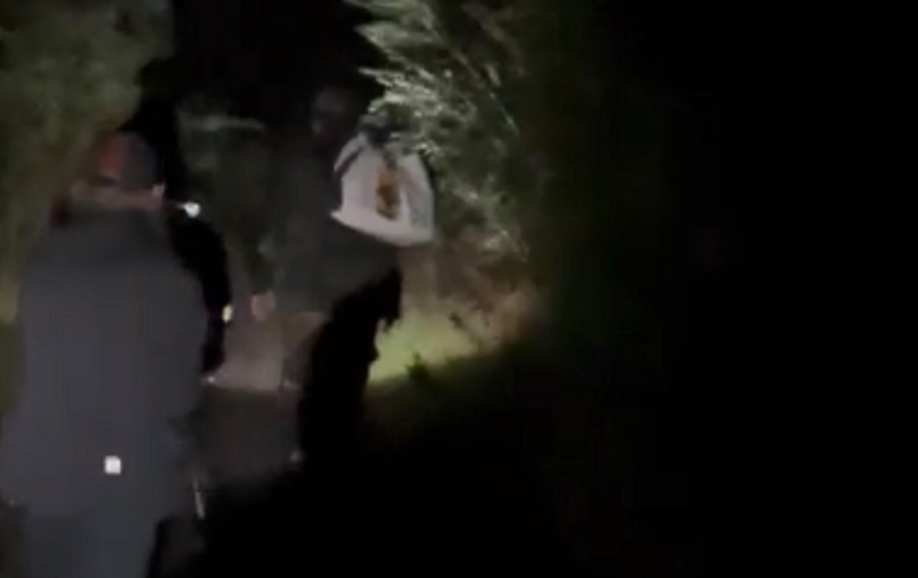 La famiglia mentre cammina in fuga da casa