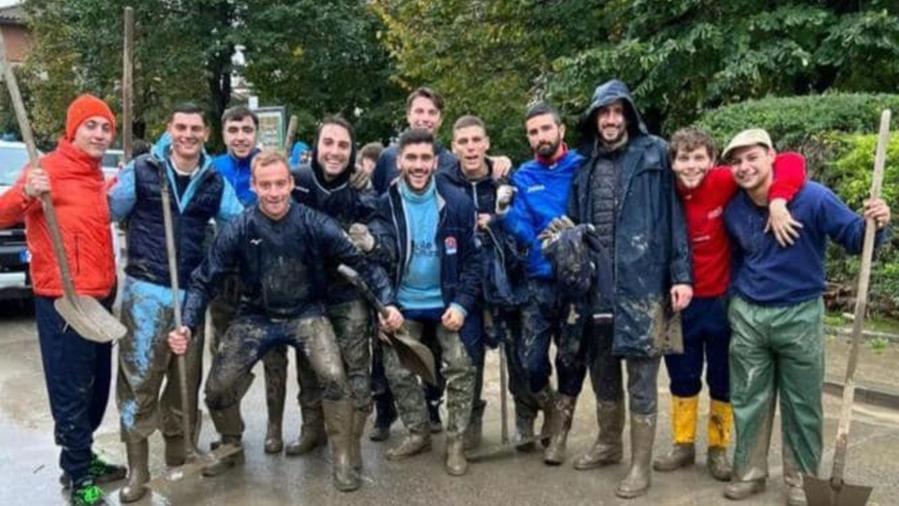 Calciatori e tesserati del Lanciotto Campi Bisenzio spalano il fango nella città flagellata dall'alluvione