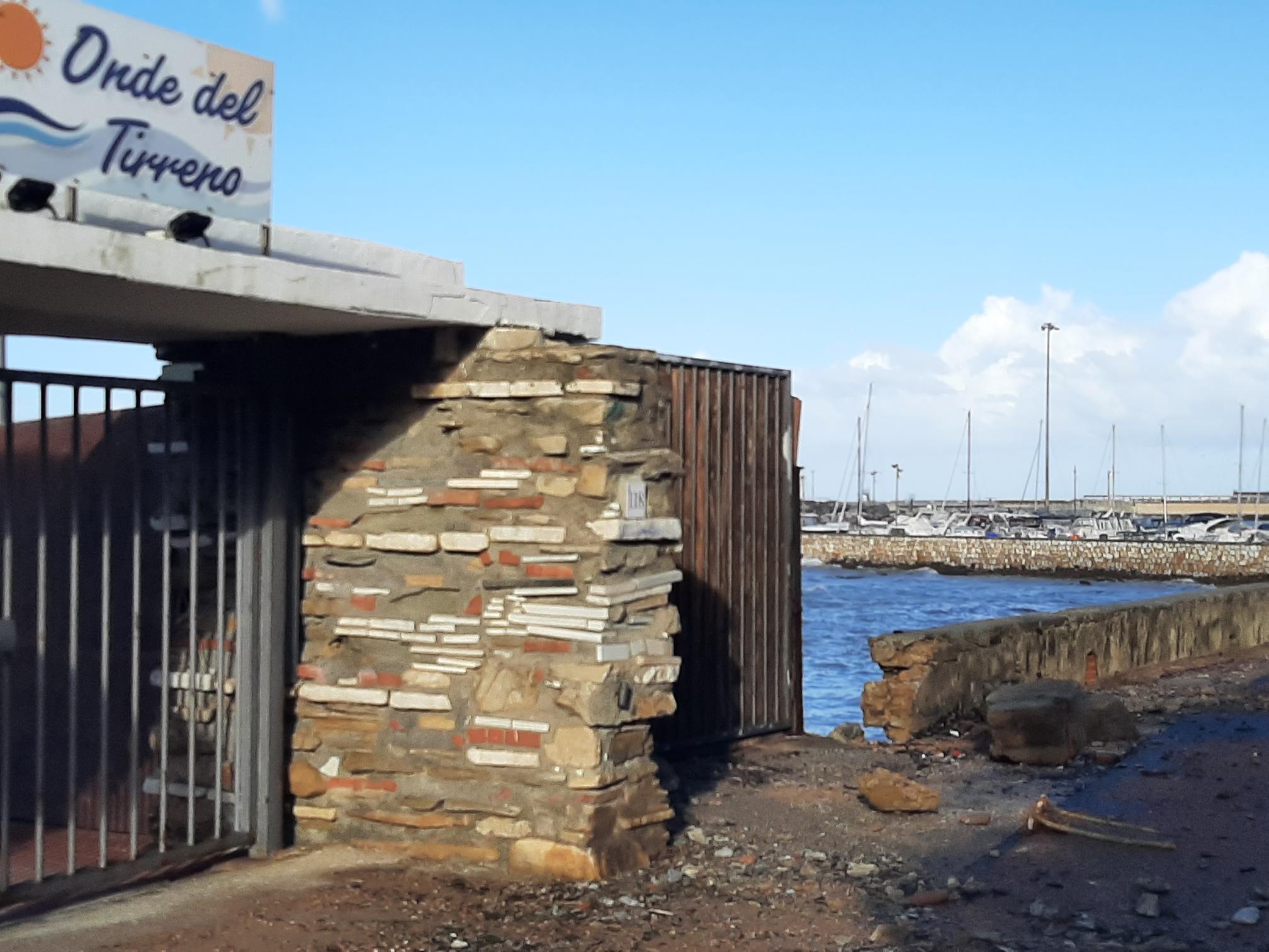 A Livorno crolla un tratto di spalletta della passeggiata a mare prima dei bagni Pejani<br>
