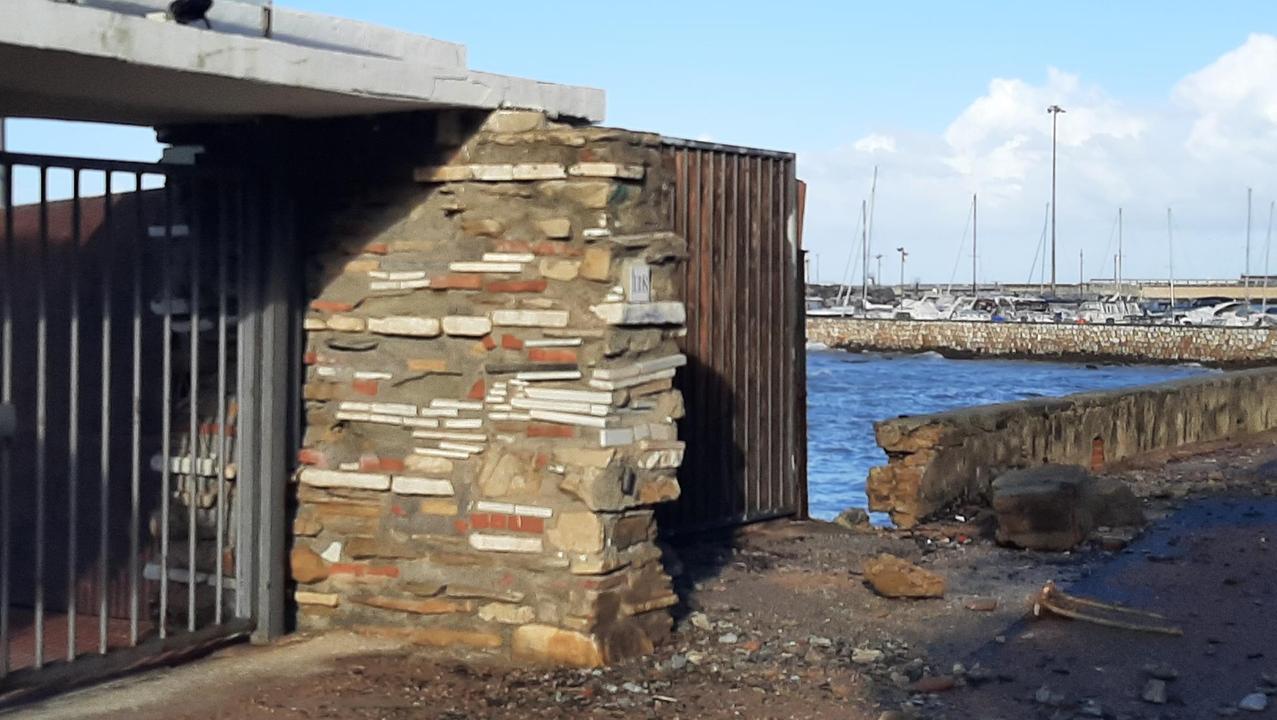 A Livorno crolla un tratto di spalletta della passeggiata a mare prima dei bagni Pejani<br>