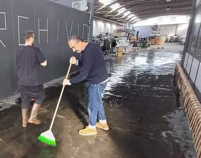 Al lavoro per ripulire nell’azienda tessile Dinamo di Montemurlo