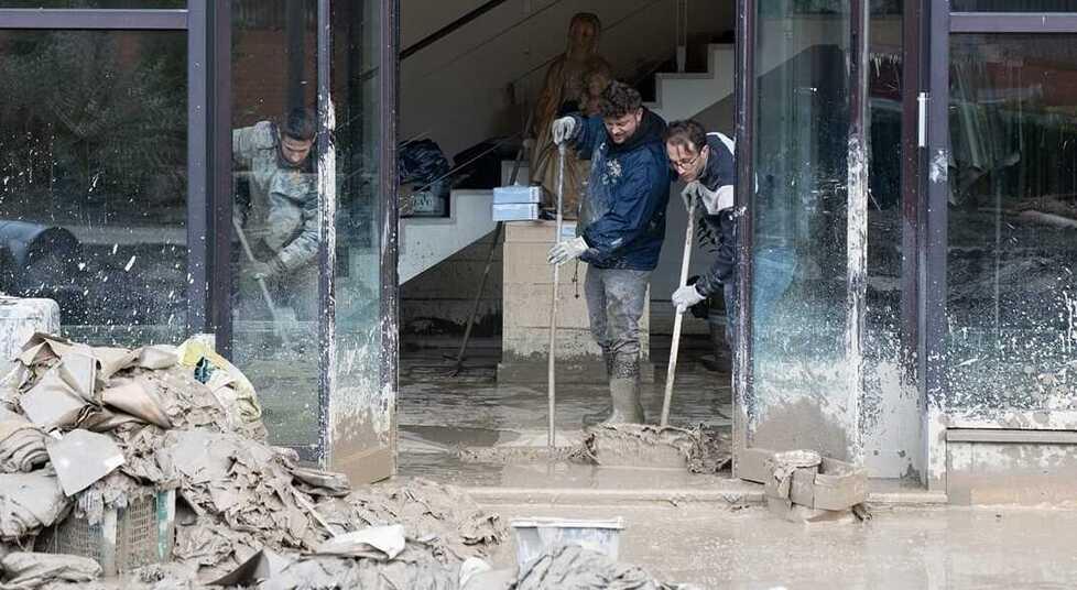 Gli operai dell’azienda Beste di Prato al lavoro per ripulire l'azienda