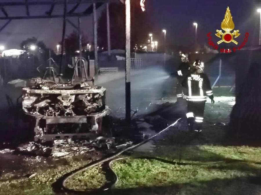 Viareggio, le fiamme divorano un camper. Ustionato il proprietario