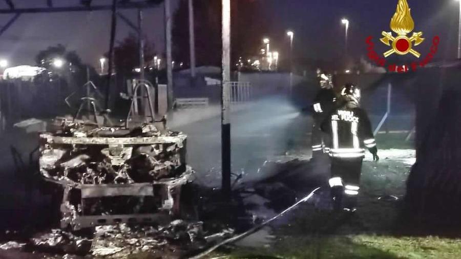 Viareggio, le fiamme divorano un camper. Ustionato il proprietario