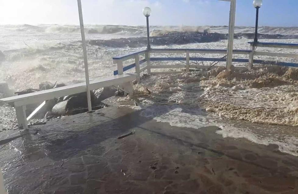 Cecina, sommersa dalle onde e dai detriti la Baracchina simbolo di Marina. E rischia di sparire per sempre
