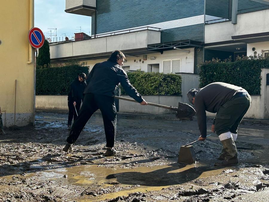 
	Residenti e volontari impegnati a spalare il fango nelle zone alluvionate

