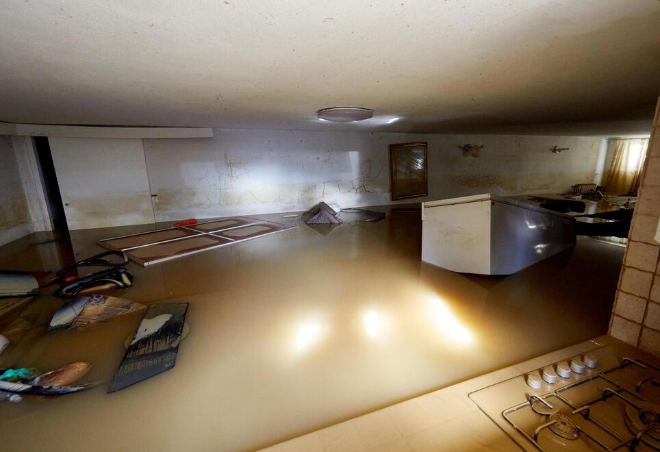 Cucine e salotti distrutti lungo via Francesca (fotoservizio Juri Autovino)