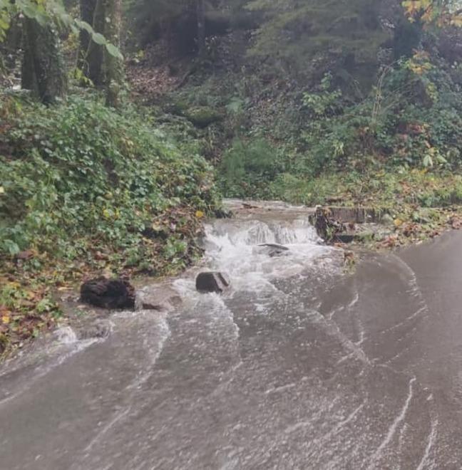 Una strada allagata in Garfagnana