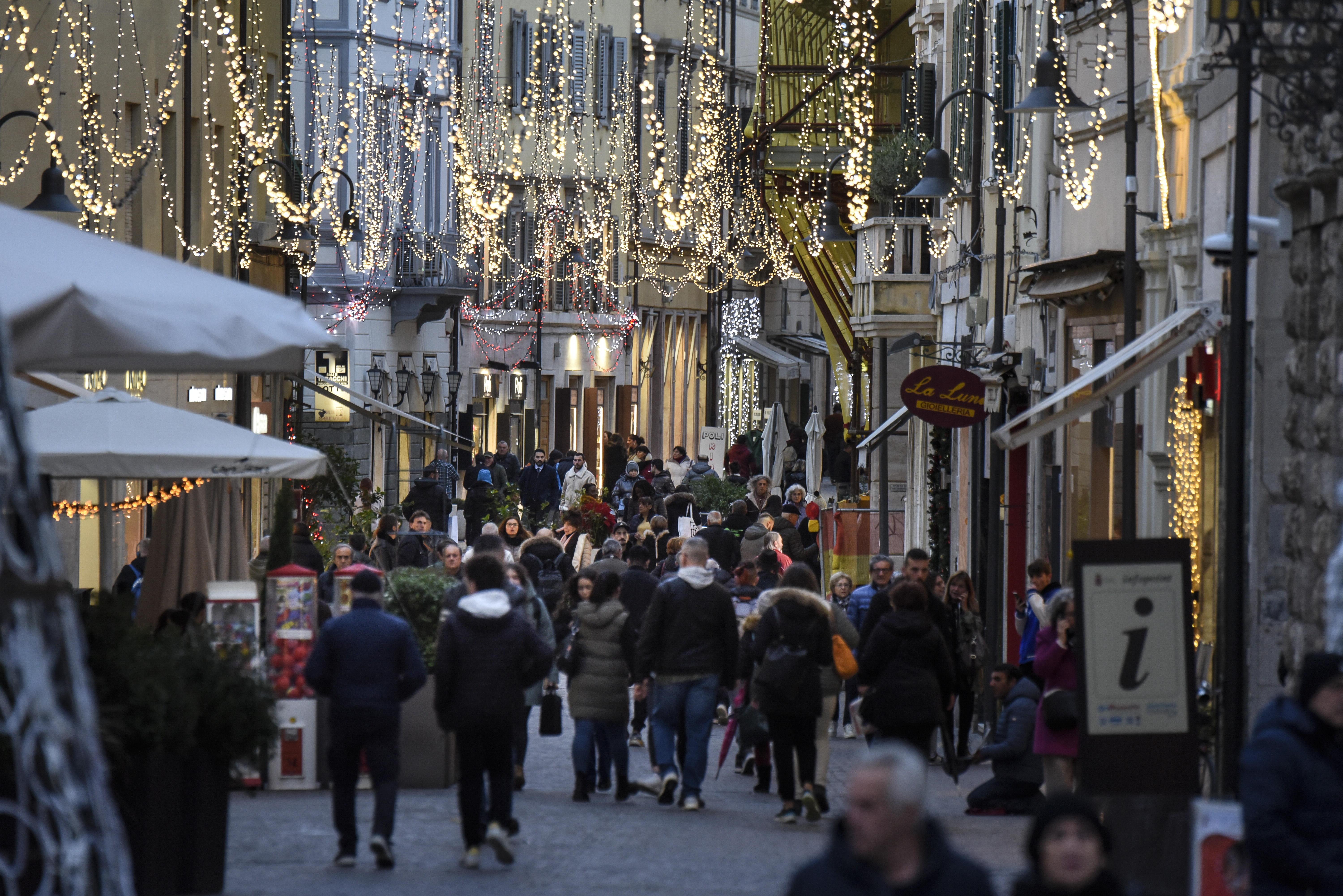 In foto di Agenzia Bf uno scorcio di corso Carducci con le luci nel Natale dell’anno scorso
