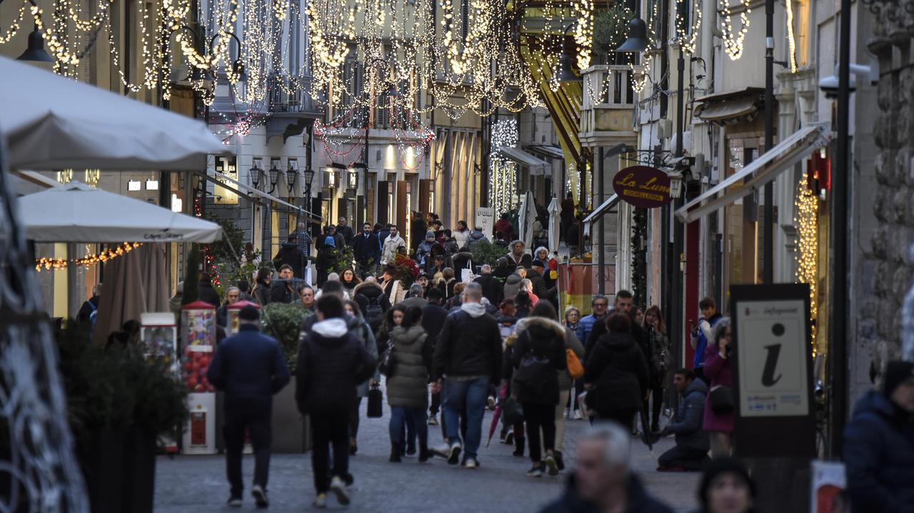 In foto di Agenzia Bf uno scorcio di corso Carducci con le luci nel Natale dell’anno scorso