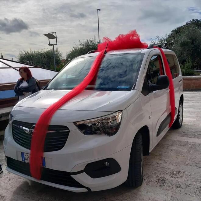 Una macchina in regalo a Mia:  ora muoversi per lei sarà più facile