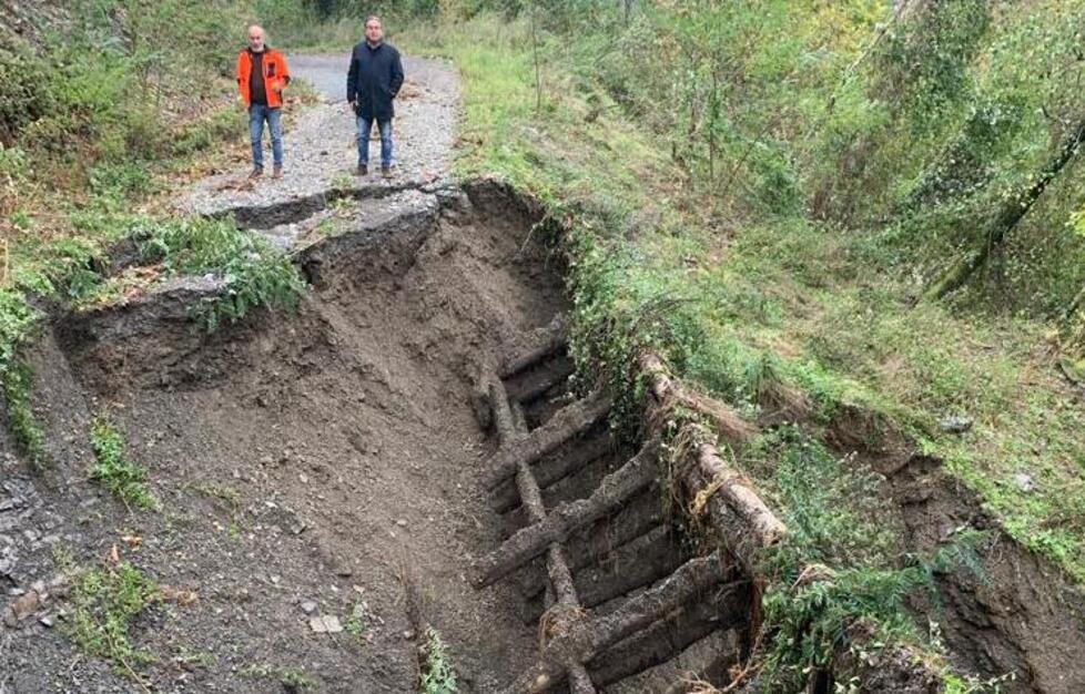 Il sindaco di Mulazzo Claudio Novoa davanti alla frana nella strada dei Casoni