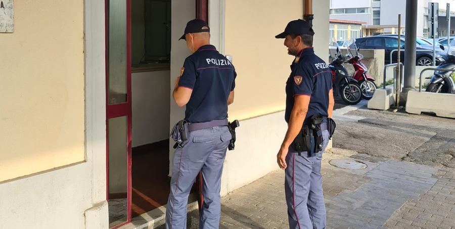 
	Due poliziotti della polfer di Livorno (foto d'archivio)

