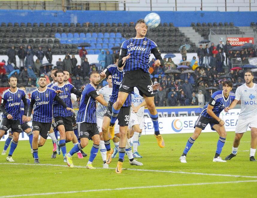 Piccinini svetta nel cuore dell’area di rigore dei nerazzurri per respingere una minaccia (foto Muzzi)