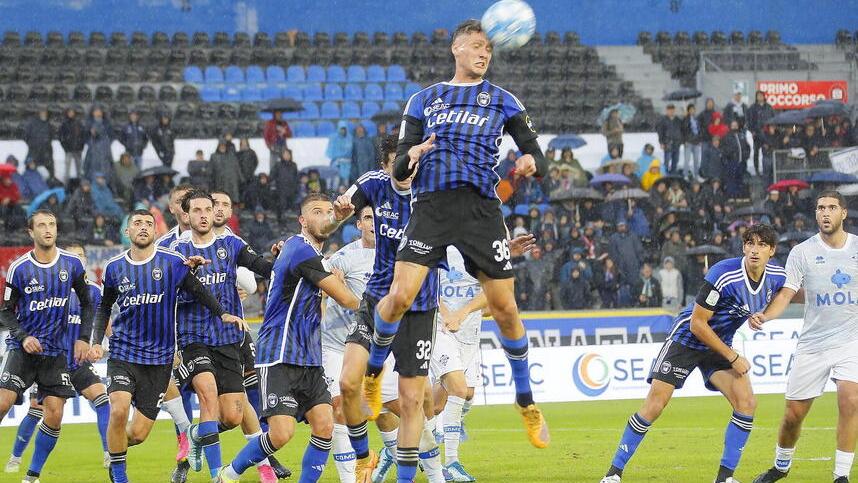 Piccinini svetta nel cuore dell’area di rigore dei nerazzurri per respingere una minaccia (foto Muzzi)