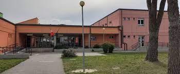 
	L'ingresso della scuola Gianni Rodari a Viaccia

