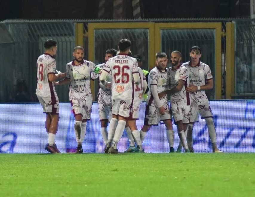 La gioia dei giocatori granata dopo uno dei gol segnati nel corso del derby vinto in casa della Lucchese
