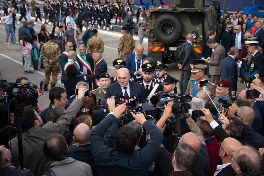 Crosetto: «Sardegna strategica per la Difesa ma esercitazioni meno invasive»