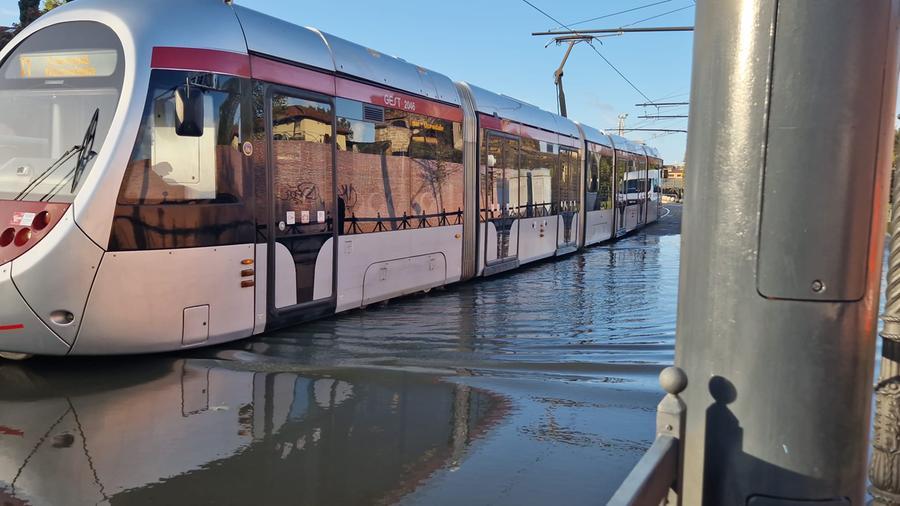 Tramvia bloccata in mezzo all’acqua alla Fortezza: tecnici al lavoro