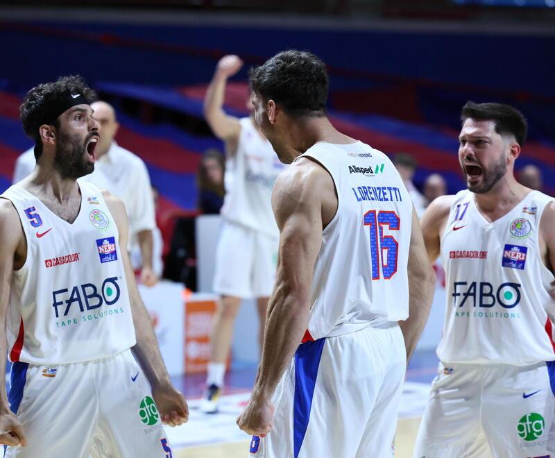L'esultanza dei giocatori della Fabo Montecatini dopo la vittoria di mercoledì (foto Nucci)